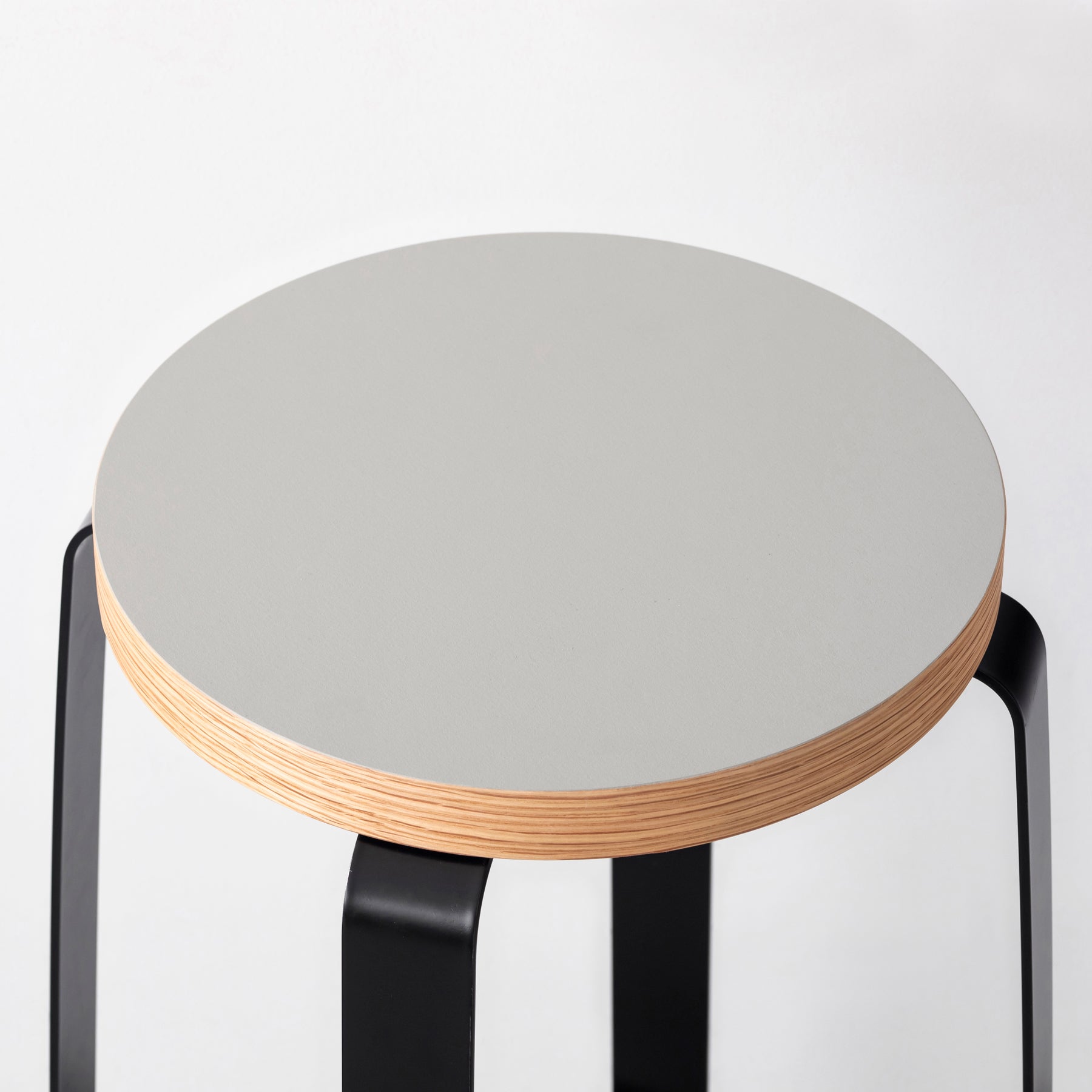 KanademonoのリノリウムPebble Round座面とブラックのCross Plate脚を合わせたシンプルモダンなスツール（座面）