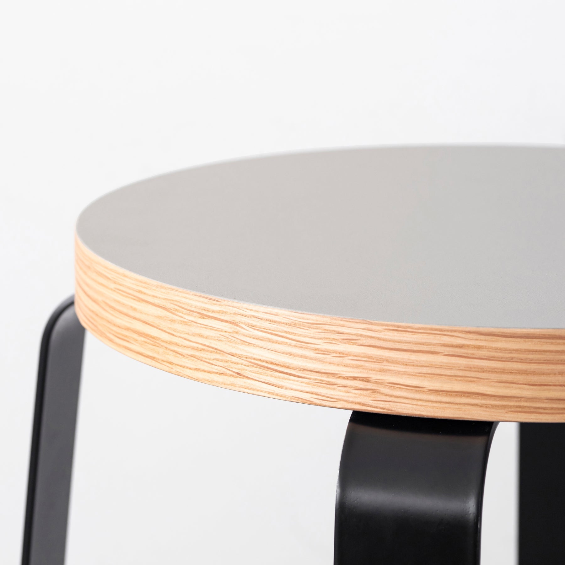 KanademonoのリノリウムPebble Round座面とブラックのCross Plate脚を合わせたシンプルモダンなスツール（座面側面）