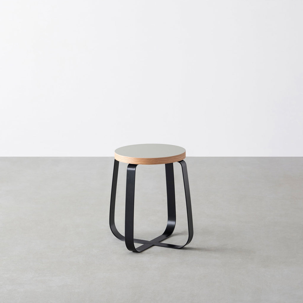 KanademonoのリノリウムPebble Round座面とブラックのCross Plate脚を合わせたシンプルモダンなスツール