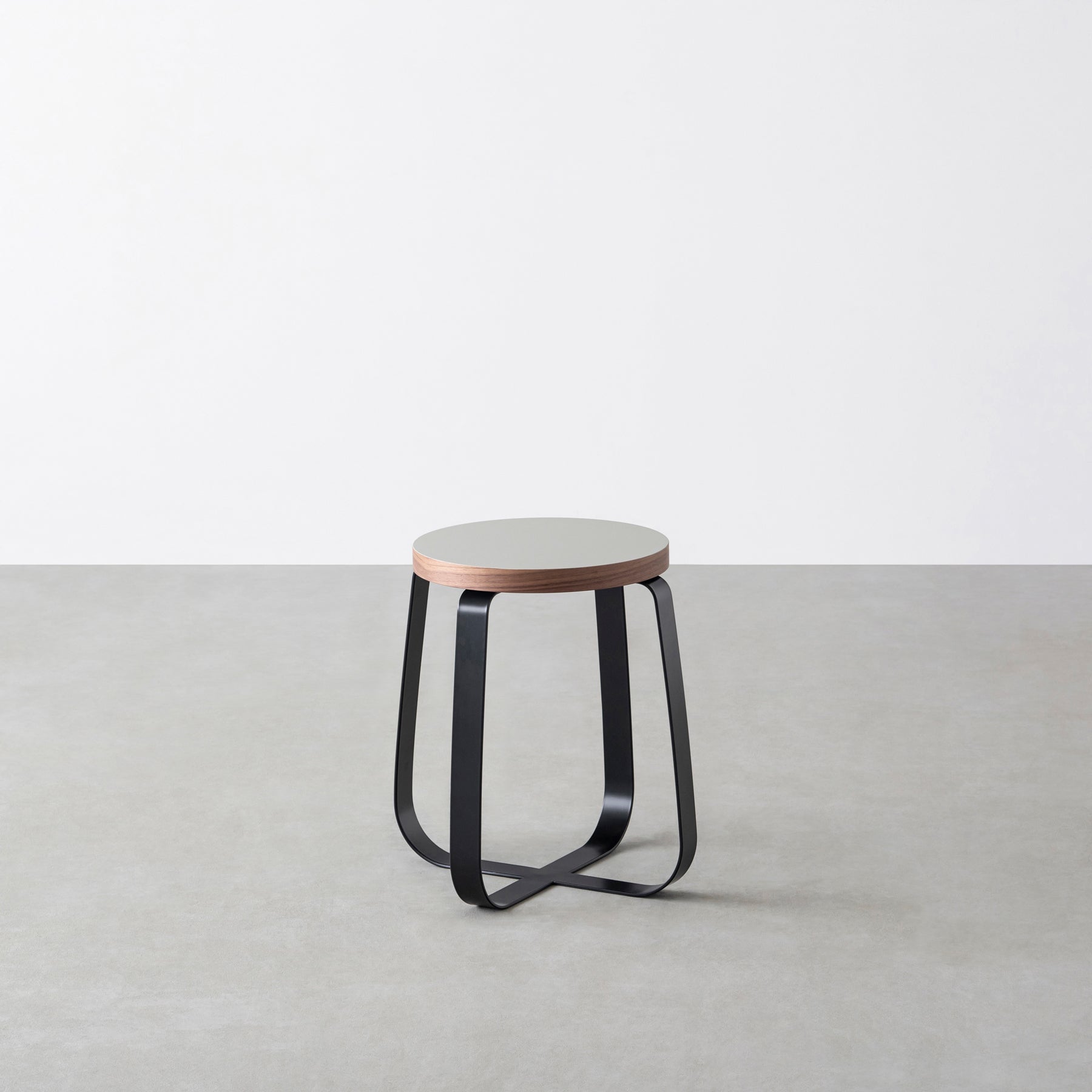 KanademonoのリノリウムPebble Round座面とブラックのCross Plate脚を合わせたシンプルモダンなスツール（木口ウォルナット）