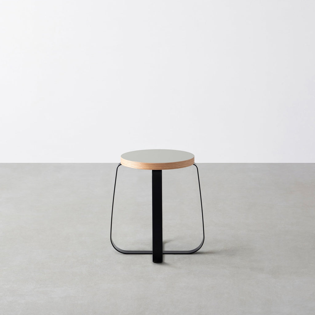 KanademonoのリノリウムPebble Round座面とブラックのCross Plate脚を合わせたシンプルモダンなスツール2