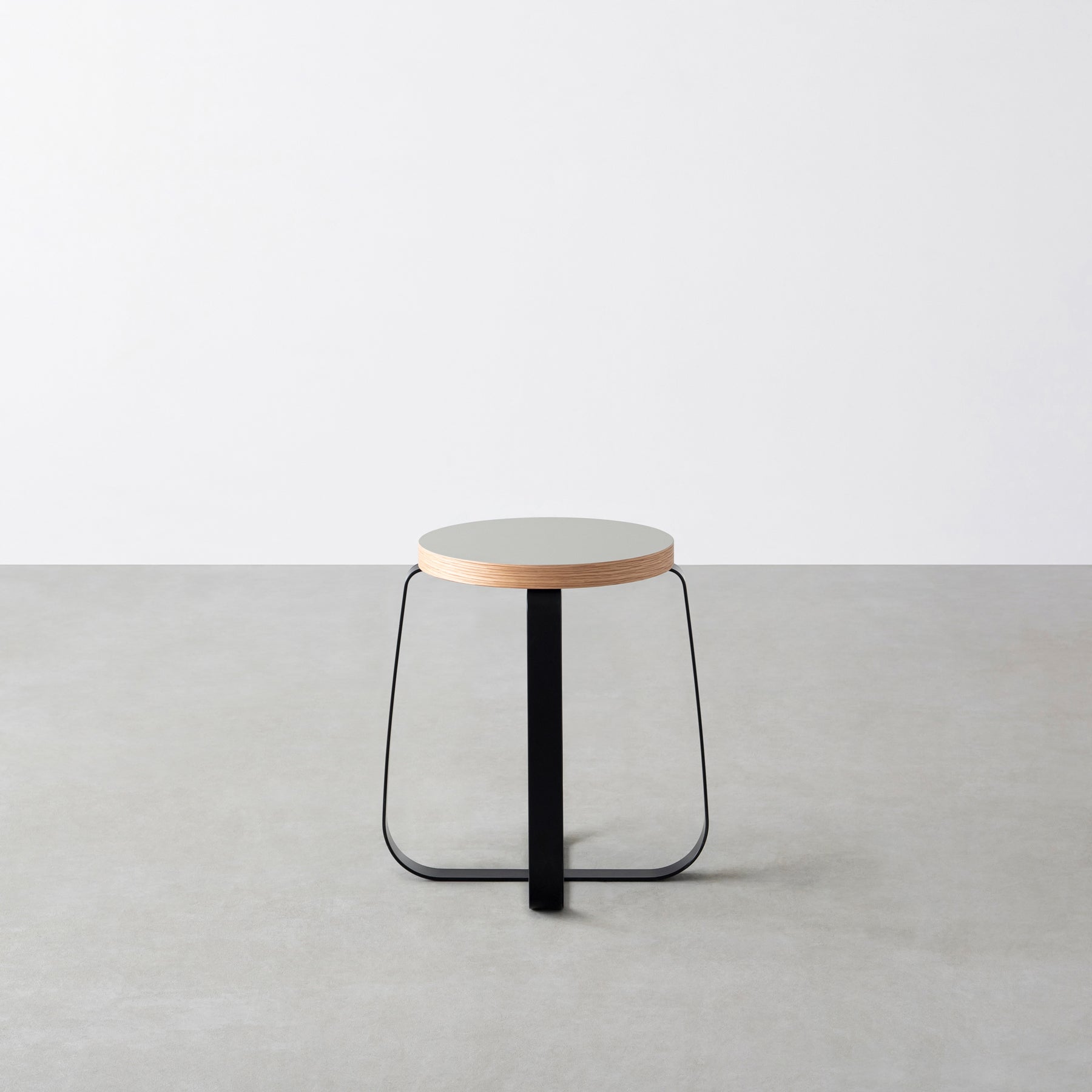 KanademonoのリノリウムPebble Round座面とブラックのCross Plate脚を合わせたシンプルモダンなスツール2