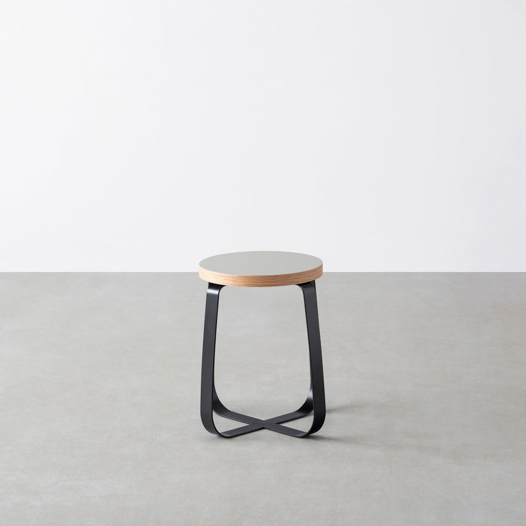 KanademonoのリノリウムPebble Round座面とブラックのCross Plate脚を合わせたシンプルモダンなスツール3