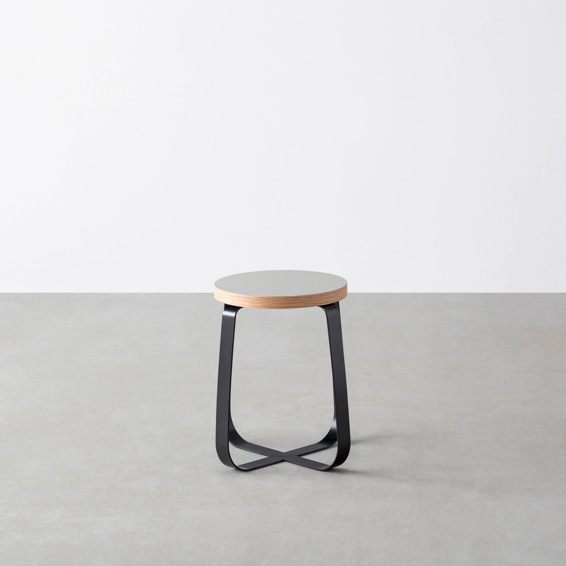 KanademonoのリノリウムPebble Round座面とブラックのCross Plate脚を合わせたシンプルモダンなスツール3