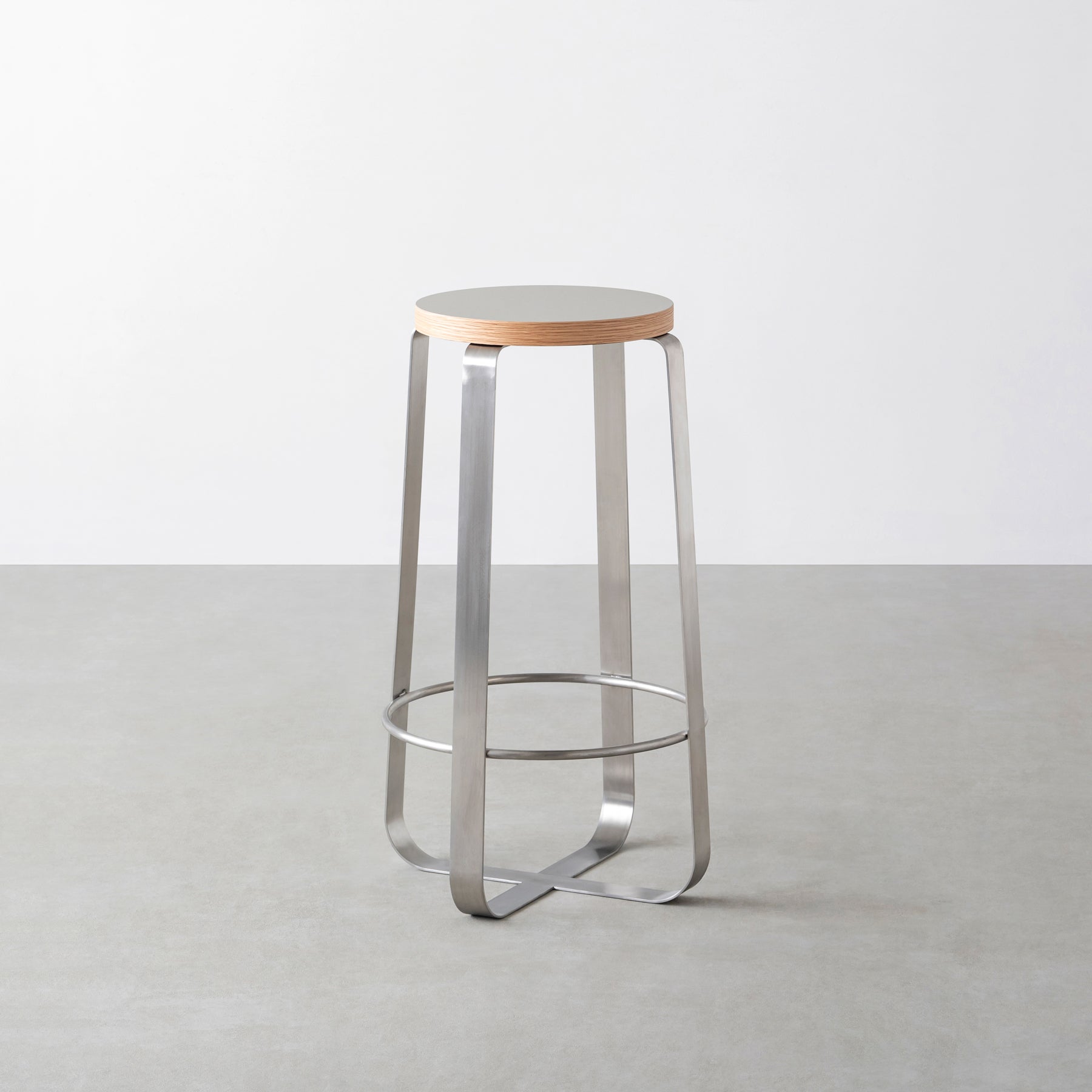 KanademonoのリノリウムPebble Round座面とステンレスのCross_Plate脚を合わせたシンプルモダンなHighスツール