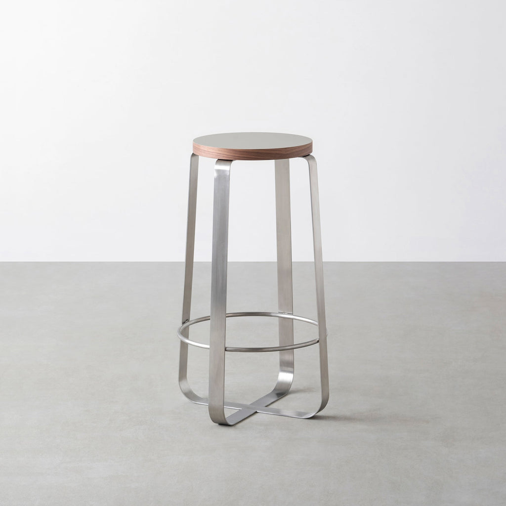 KanademonoのリノリウムPebble Round座面とステンレスのCross_Plate脚を合わせたシンプルモダンなHighスツール（木口ウォルナット）