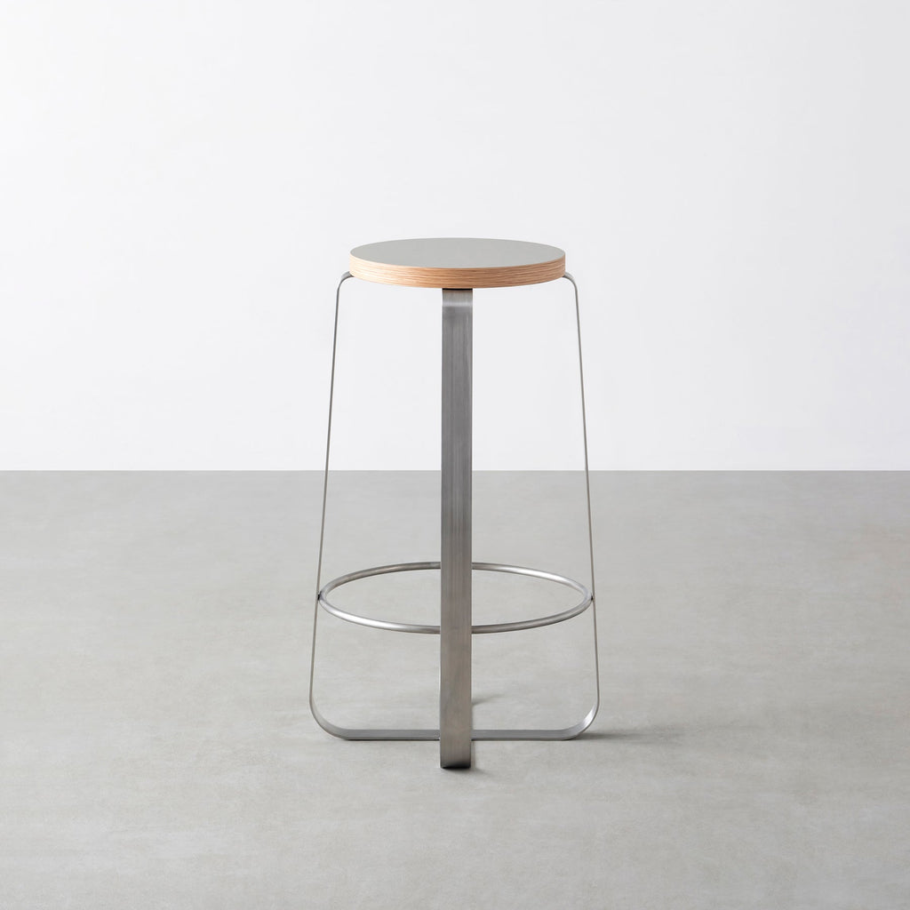 KanademonoのリノリウムPebble Round座面とステンレスのCross_Plate脚を合わせたシンプルモダンなHighスツール3