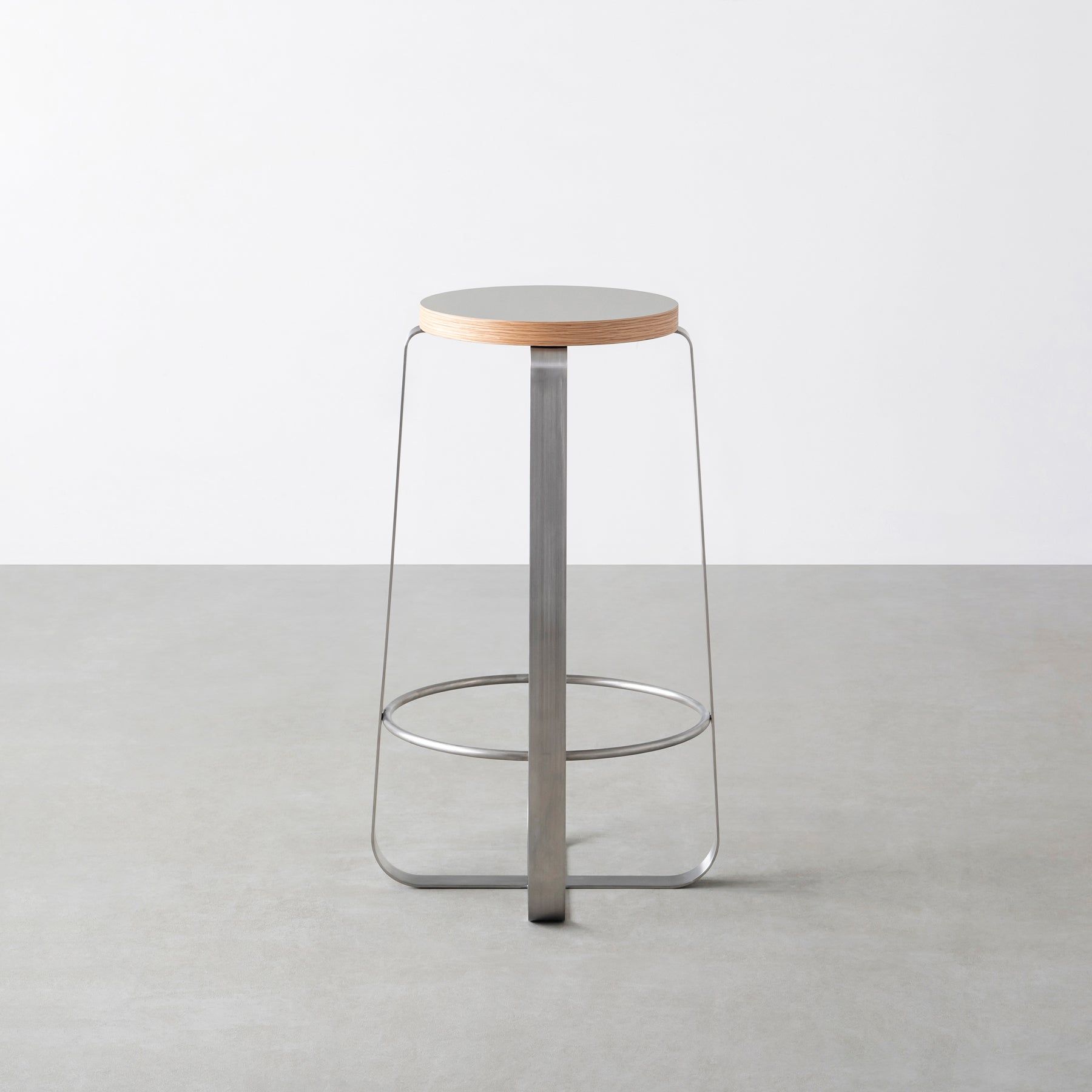 KanademonoのリノリウムPebble Round座面とステンレスのCross_Plate脚を合わせたシンプルモダンなHighスツール3