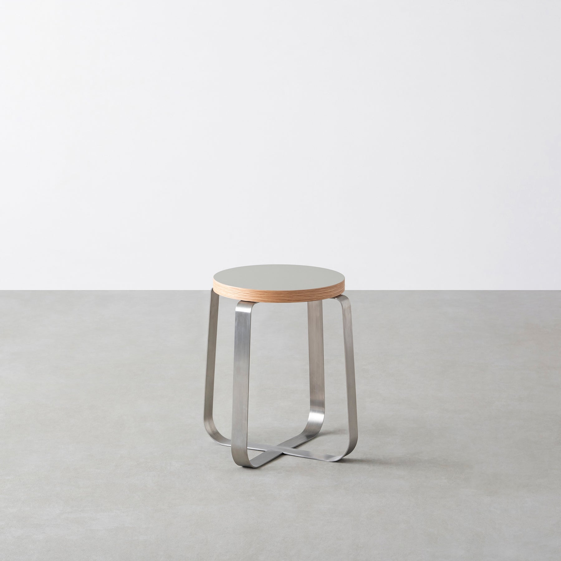 KanademonoのリノリウムPebble Round座面とステンレスのCross Plate脚を合わせたシンプルモダンなスツール