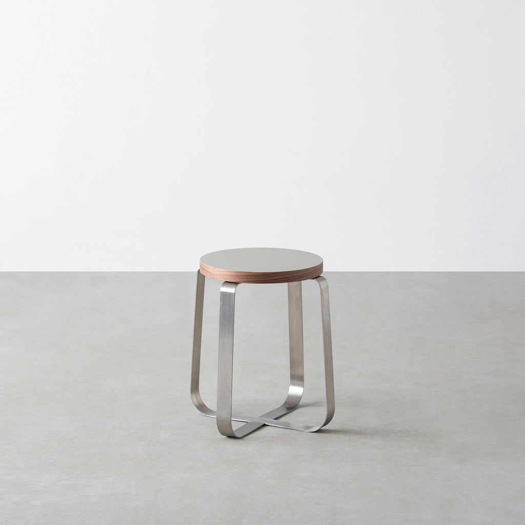 KanademonoのリノリウムPebble Round座面とステンレスのCross Plate脚を合わせたシンプルモダンなスツール（木口ウォルナット）