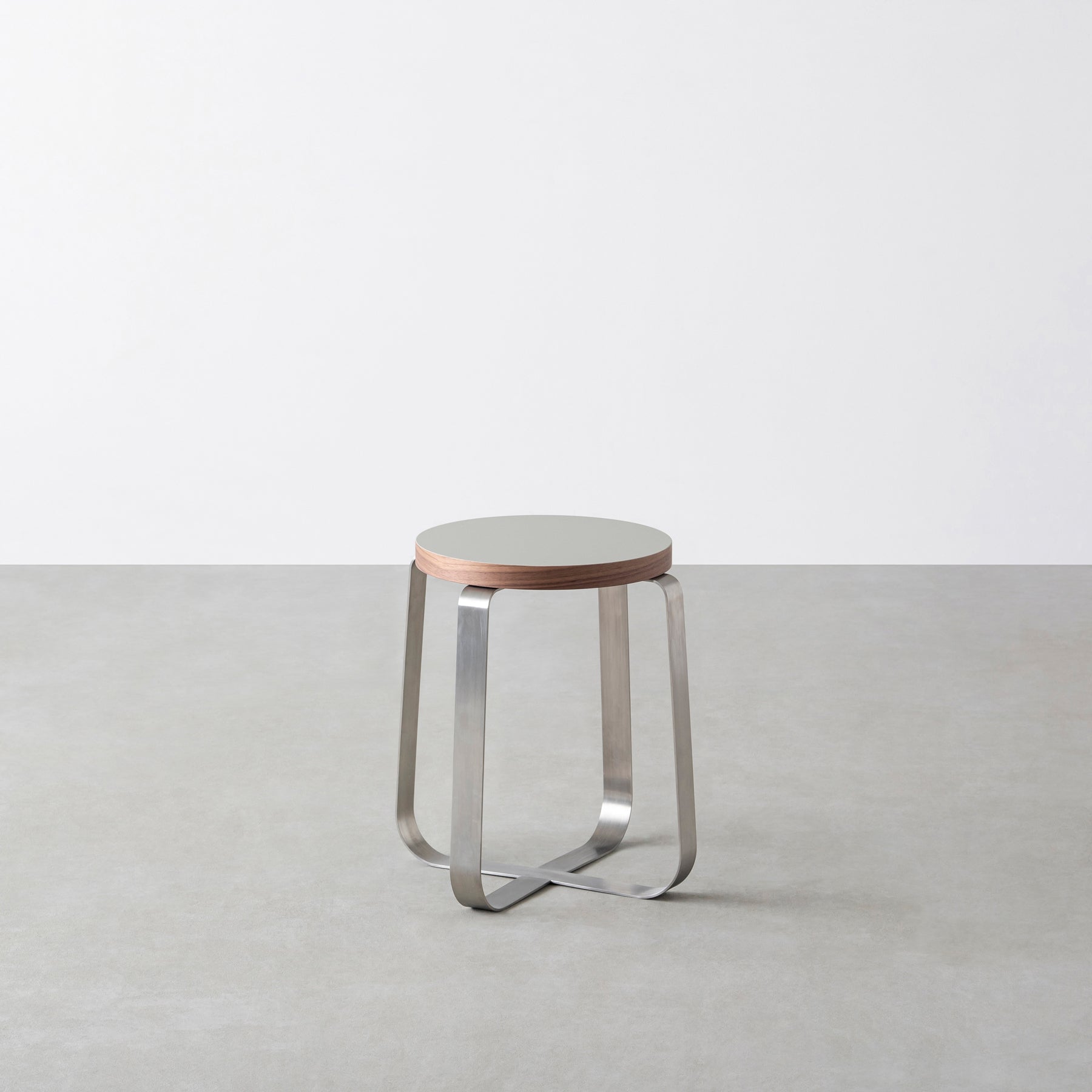 KanademonoのリノリウムPebble Round座面とステンレスのCross Plate脚を合わせたシンプルモダンなスツール（木口ウォルナット）