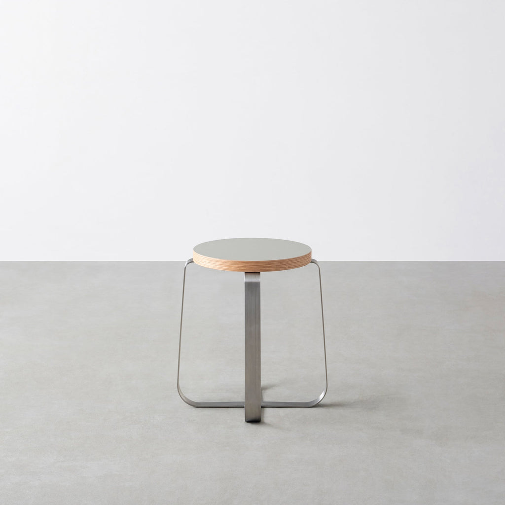 KanademonoのリノリウムPebble Round座面とステンレスのCross Plate脚を合わせたシンプルモダンなスツール2