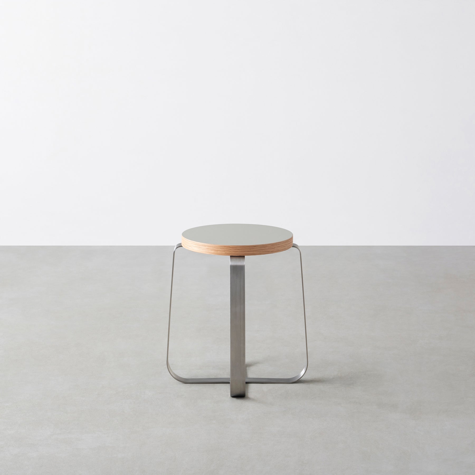 KanademonoのリノリウムPebble Round座面とステンレスのCross Plate脚を合わせたシンプルモダンなスツール2