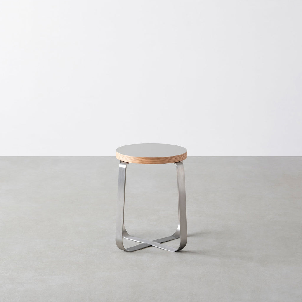 KanademonoのリノリウムPebble Round座面とステンレスのCross Plate脚を合わせたシンプルモダンなスツール3