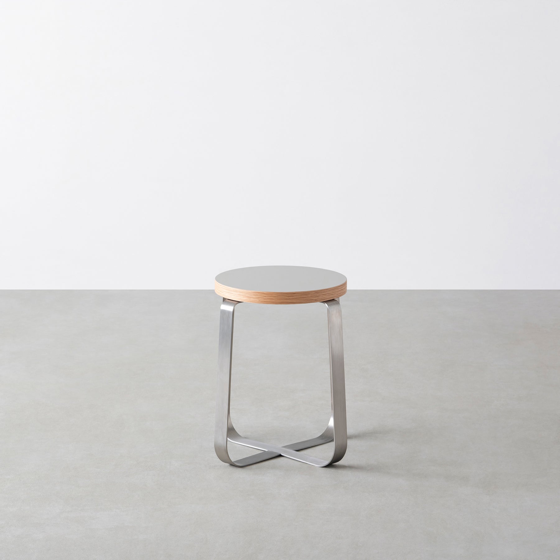 KanademonoのリノリウムPebble Round座面とステンレスのCross Plate脚を合わせたシンプルモダンなスツール3