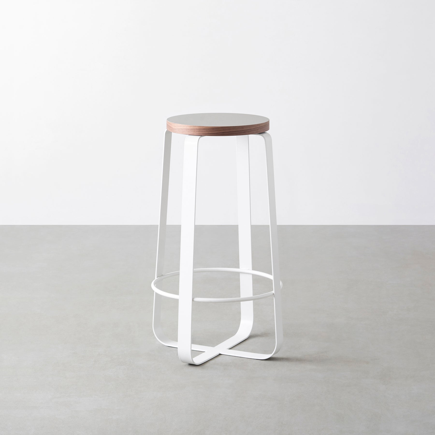 KanademonoのリノリウムPebble Round座面とホワイトのCross_Plate脚を合わせたシンプルモダンなHighスツール（木口ウォルナット）