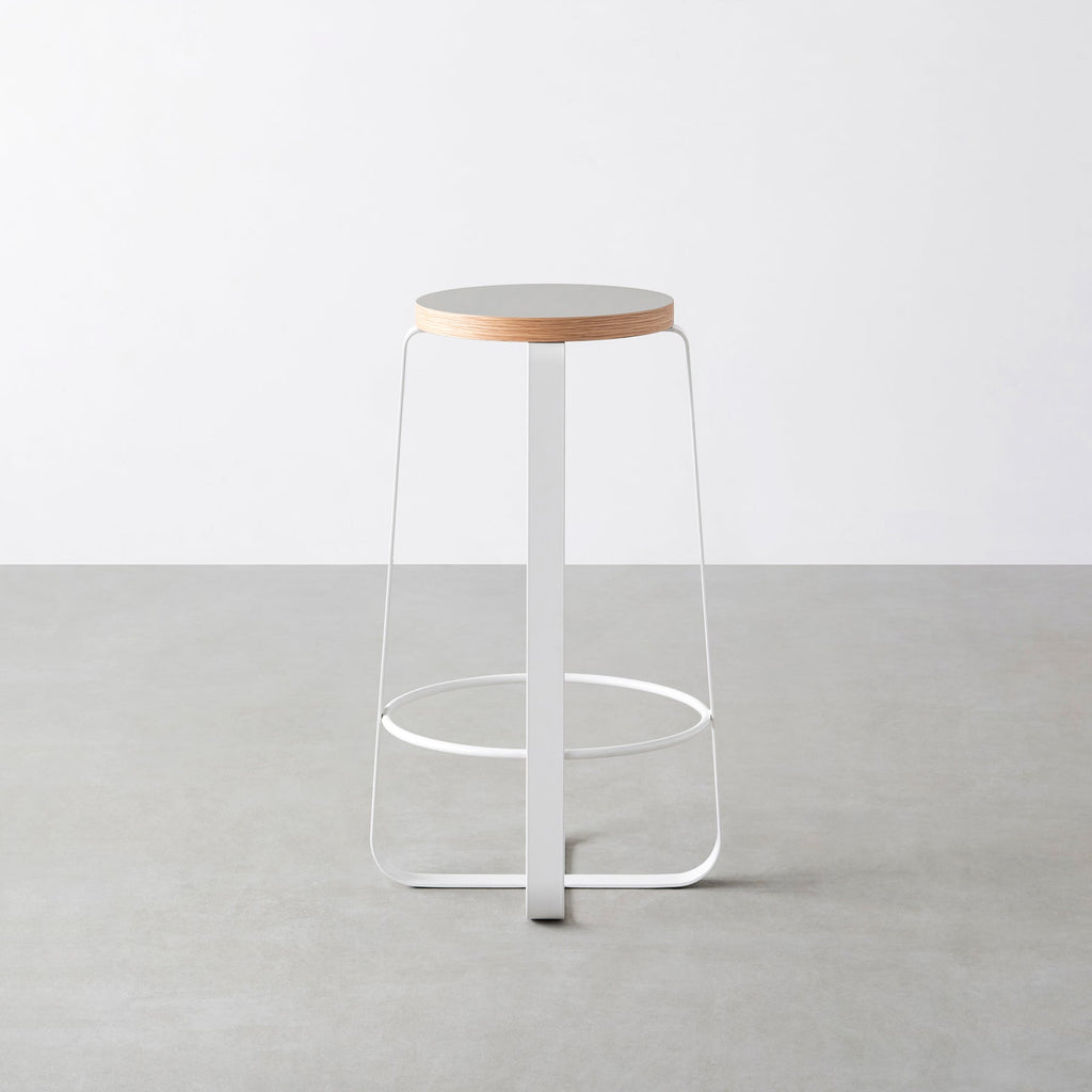 KanademonoのリノリウムPebble Round座面とホワイトのCross_Plate脚を合わせたシンプルモダンなHighスツール2