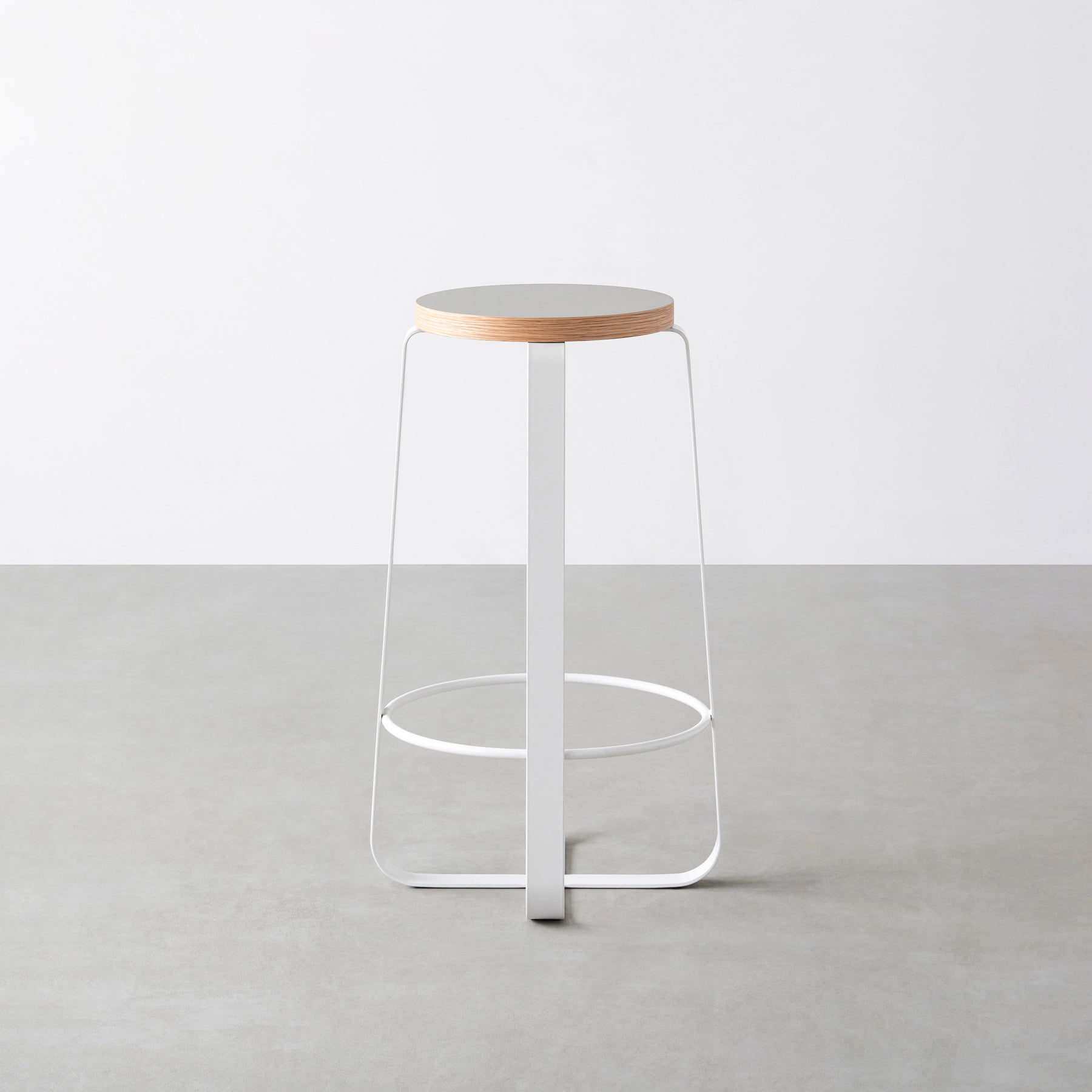 KanademonoのリノリウムPebble Round座面とホワイトのCross_Plate脚を合わせたシンプルモダンなHighスツール2