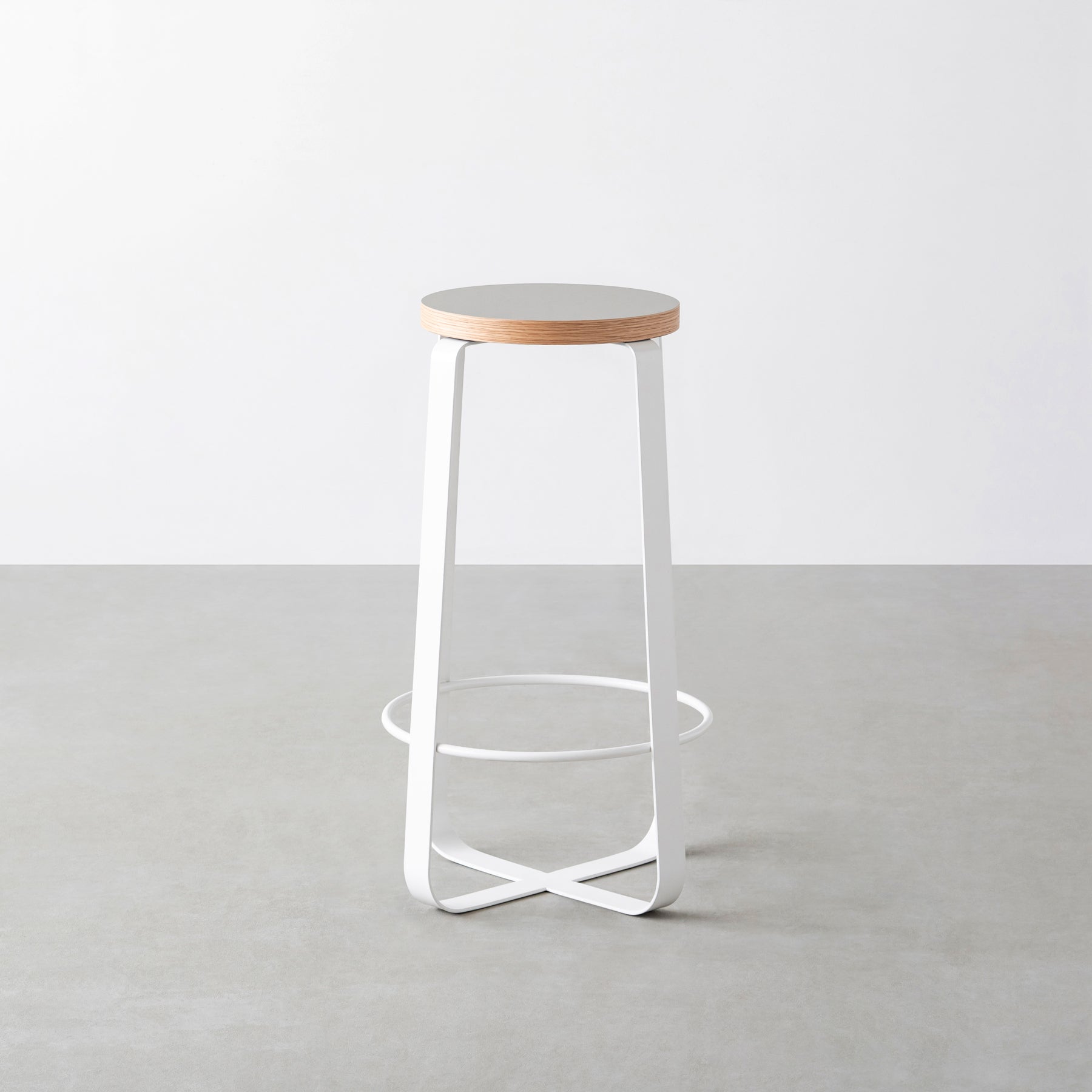 KanademonoのリノリウムPebble Round座面とホワイトのCross_Plate脚を合わせたシンプルモダンなHighスツール3