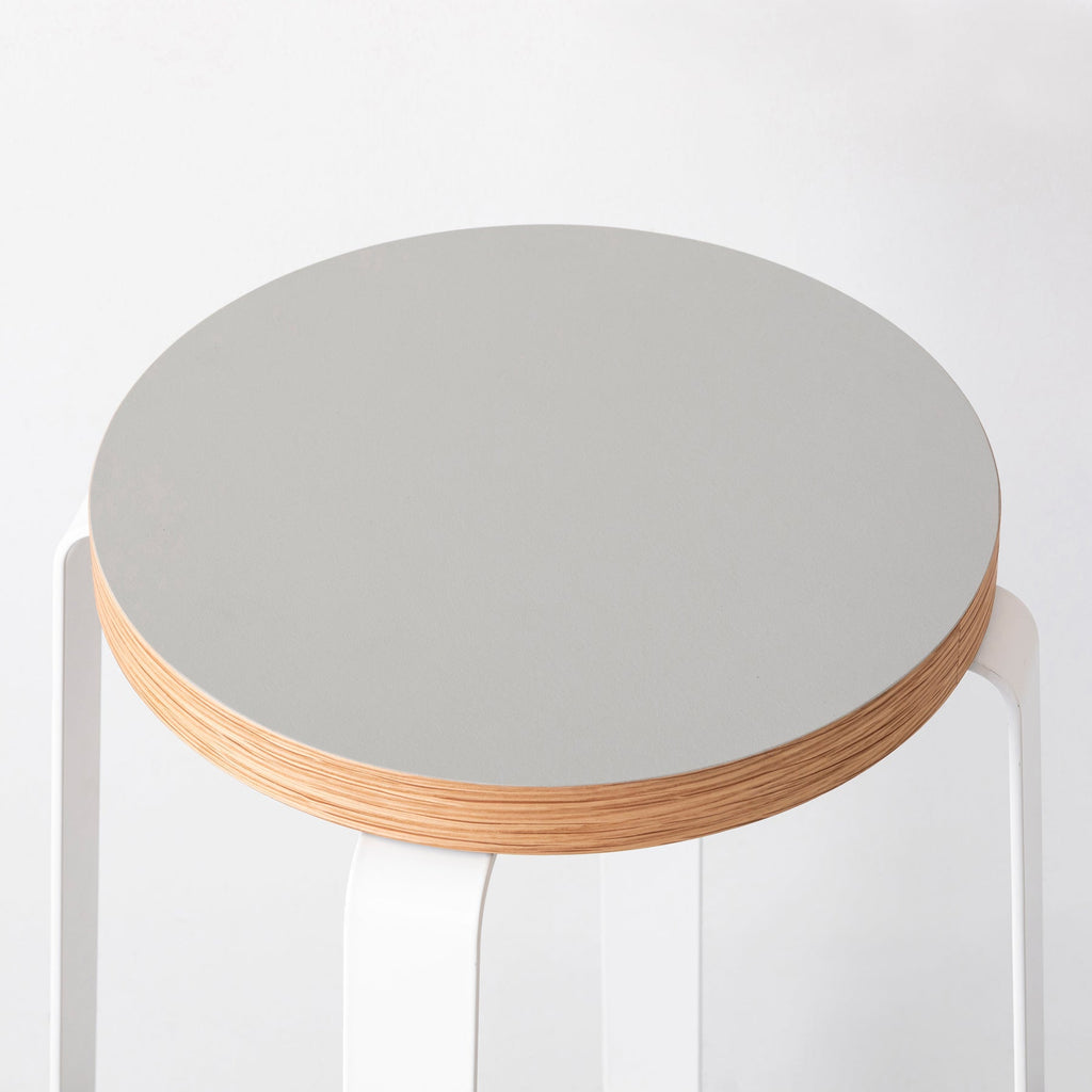 KanademonoのリノリウムPebble Round座面とホワイトのCross_Plate脚を合わせたシンプルモダンなHighスツール（座面）