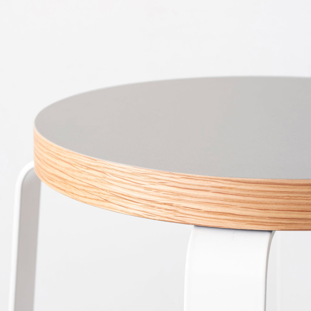 KanademonoのリノリウムPebble Round座面とホワイトのCross_Plate脚を合わせたシンプルモダンなHighスツール（座面側面）