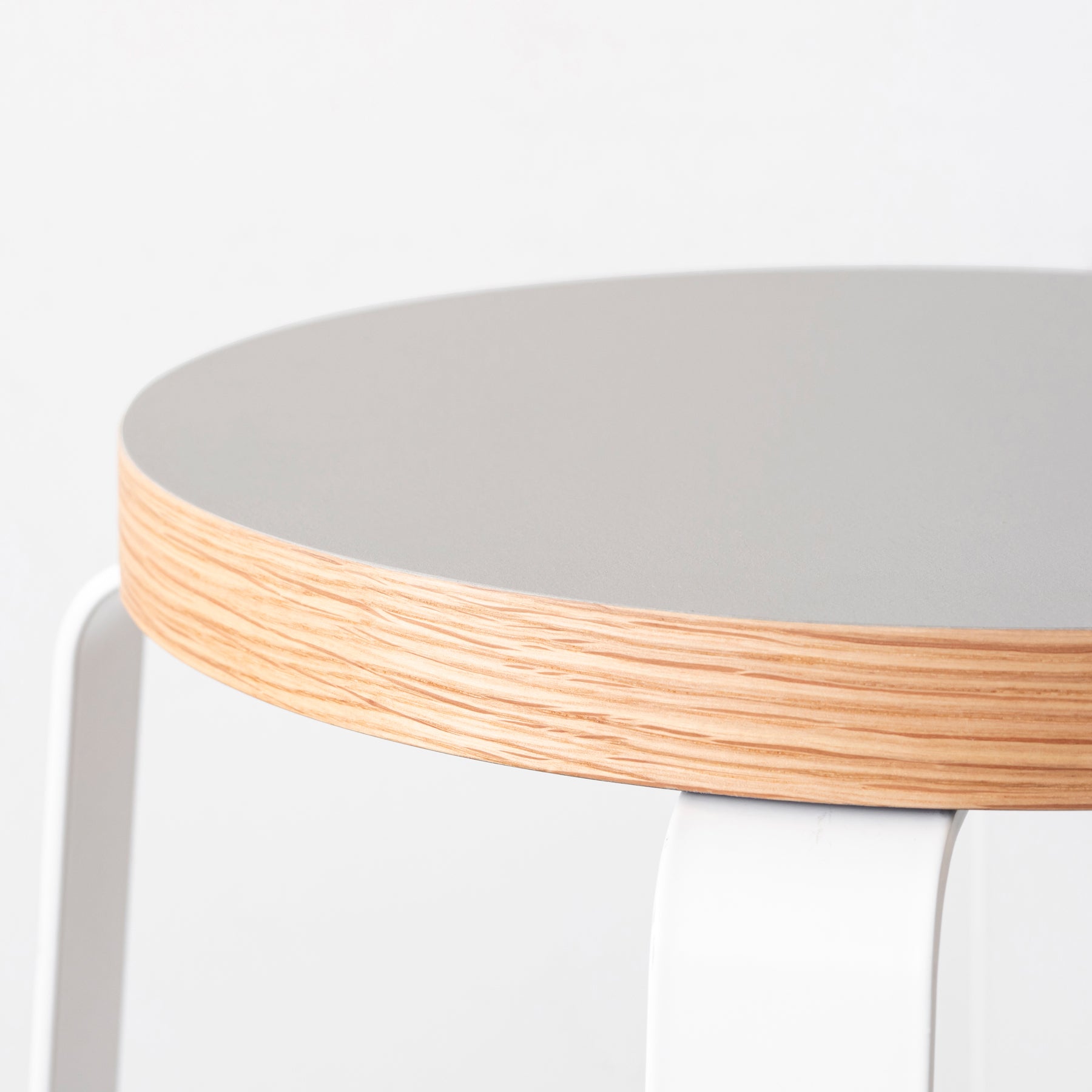 KanademonoのリノリウムPebble Round座面とホワイトのCross_Plate脚を合わせたシンプルモダンなHighスツール（座面側面）