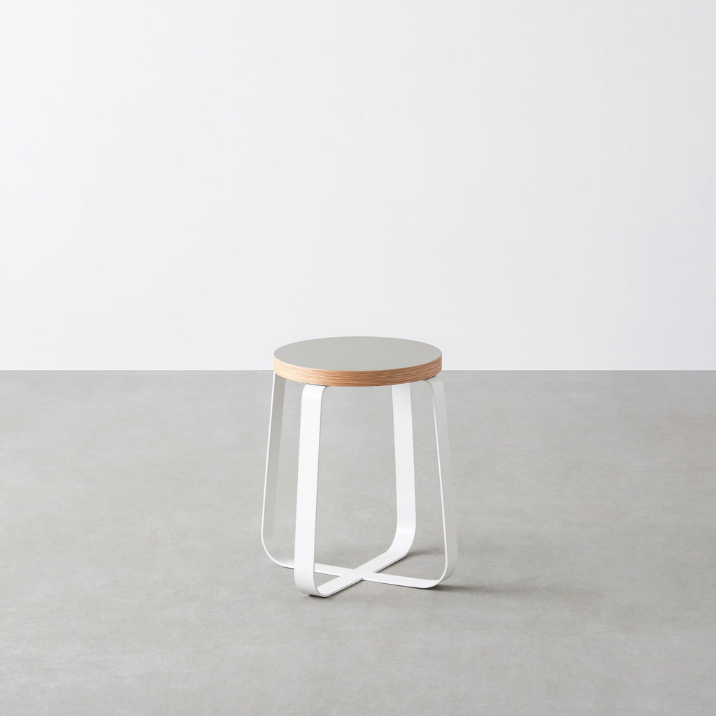 KanademonoのリノリウムPebble Round座面とホワイトのCross Plate脚を合わせたシンプルモダンなスツール