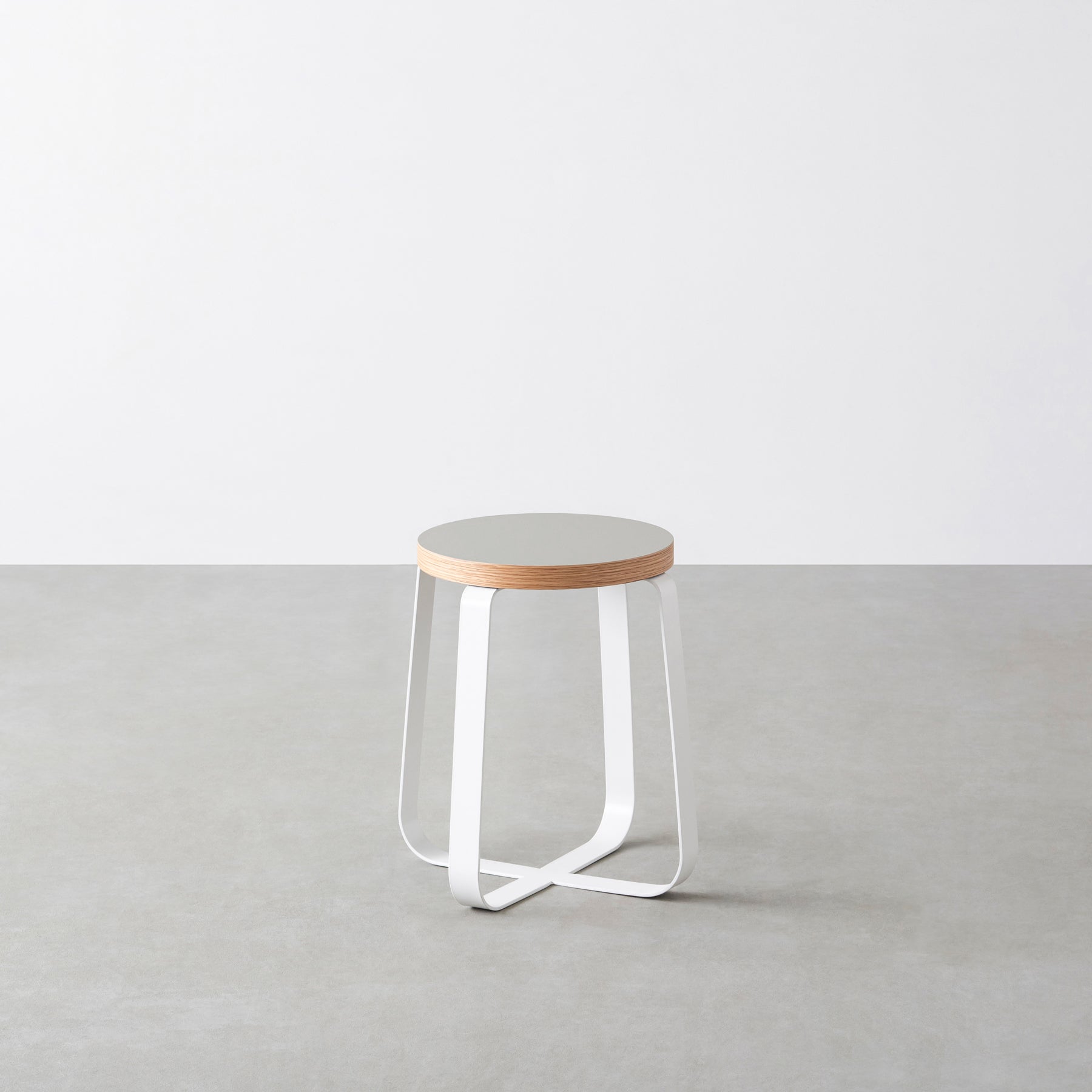 KanademonoのリノリウムPebble Round座面とホワイトのCross Plate脚を合わせたシンプルモダンなスツール