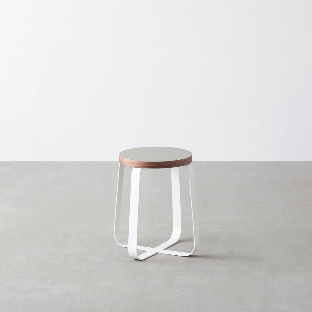 KanademonoのリノリウムPebble Round座面とホワイトのCross Plate脚を合わせたシンプルモダンなスツール（木口ウォルナット）