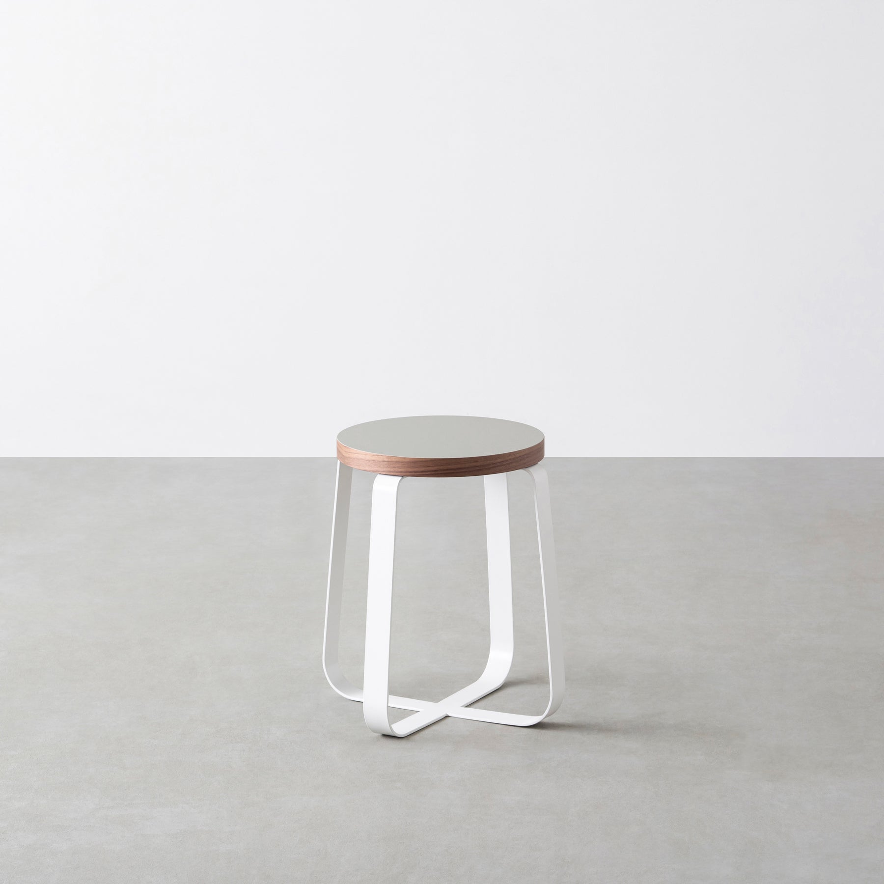 KanademonoのリノリウムPebble Round座面とホワイトのCross Plate脚を合わせたシンプルモダンなスツール（木口ウォルナット）