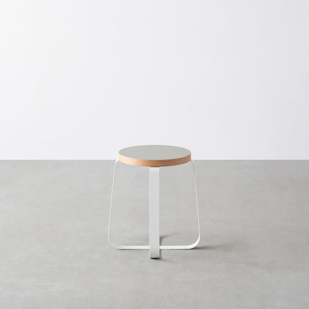 KanademonoのリノリウムPebble Round座面とホワイトのCross Plate脚を合わせたシンプルモダンなスツール2