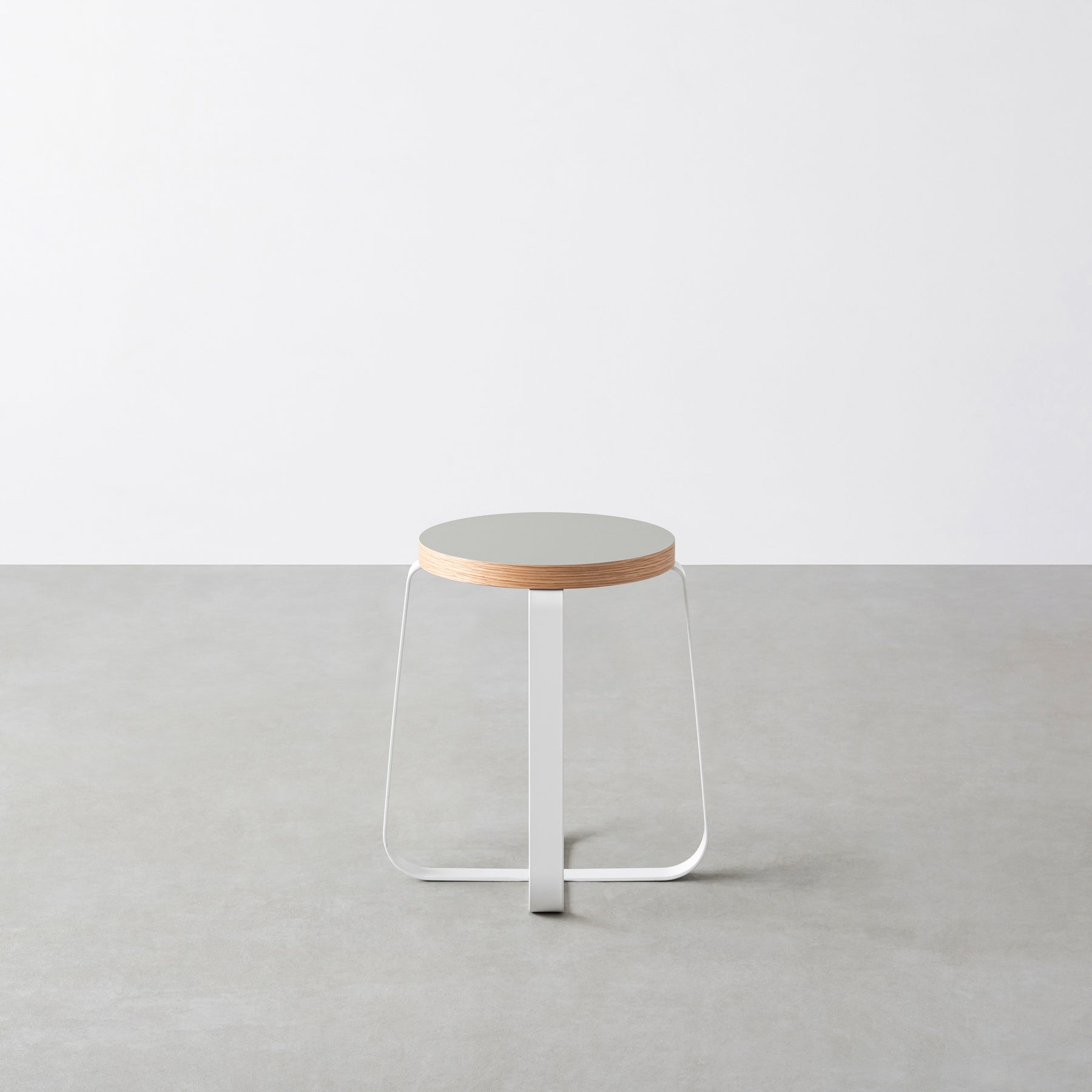 KanademonoのリノリウムPebble Round座面とホワイトのCross Plate脚を合わせたシンプルモダンなスツール2