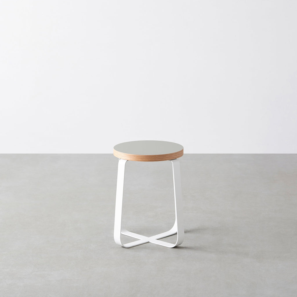 KanademonoのリノリウムPebble Round座面とホワイトのCross Plate脚を合わせたシンプルモダンなスツール3