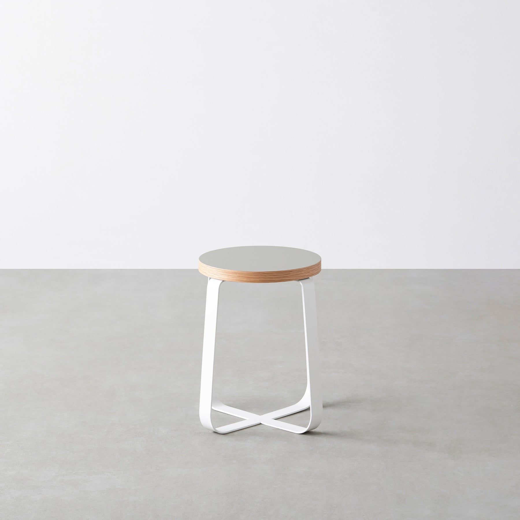KanademonoのリノリウムPebble Round座面とホワイトのCross Plate脚を合わせたシンプルモダンなスツール3