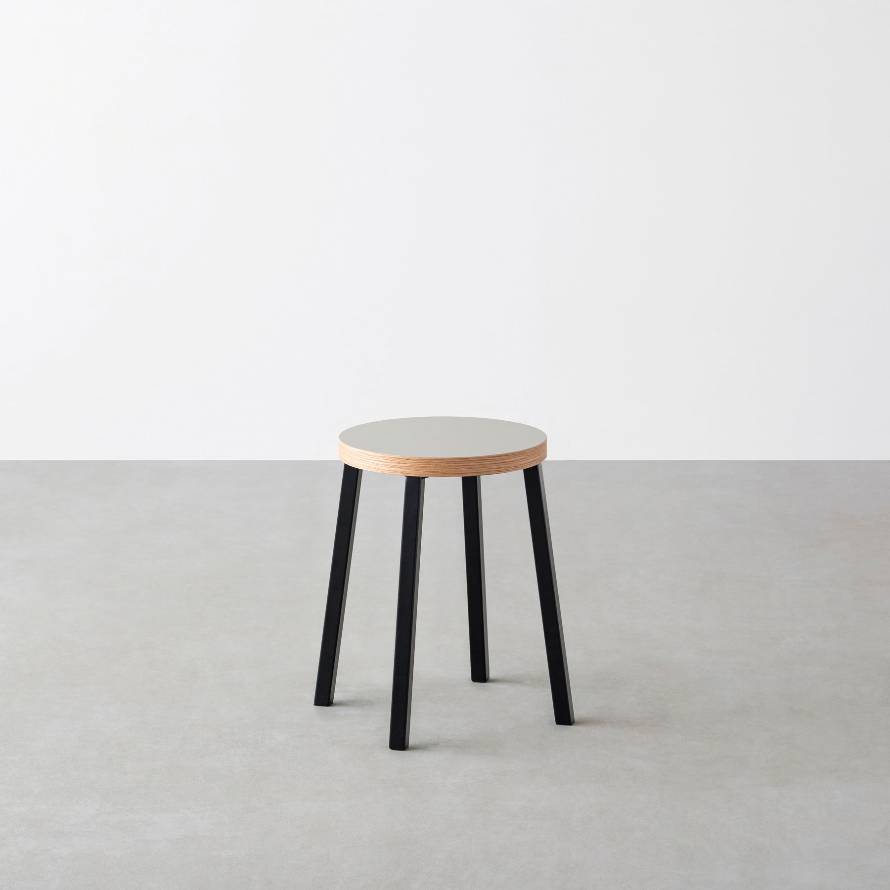 KanademonoのリノリウムPebble Round座面とブラックのSlant Bar脚を合わせたシンプルモダンなスツール