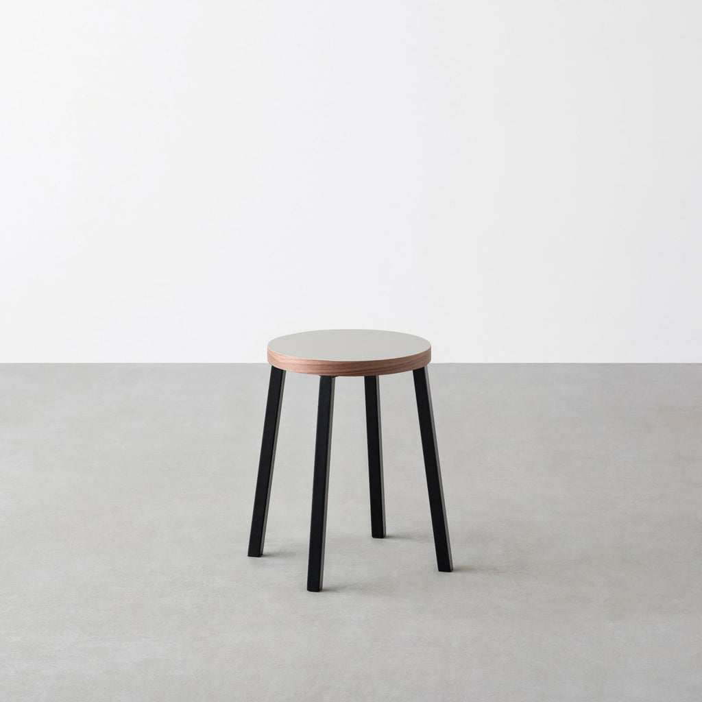 KanademonoのリノリウムPebble Round座面とブラックのSlant Bar脚を合わせたシンプルモダンなスツール（木口ウォルナット）