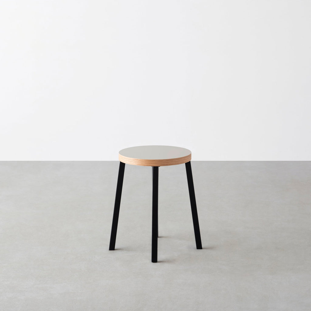 KanademonoのリノリウムPebble Round座面とブラックのSlant Bar脚を合わせたシンプルモダンなスツール2