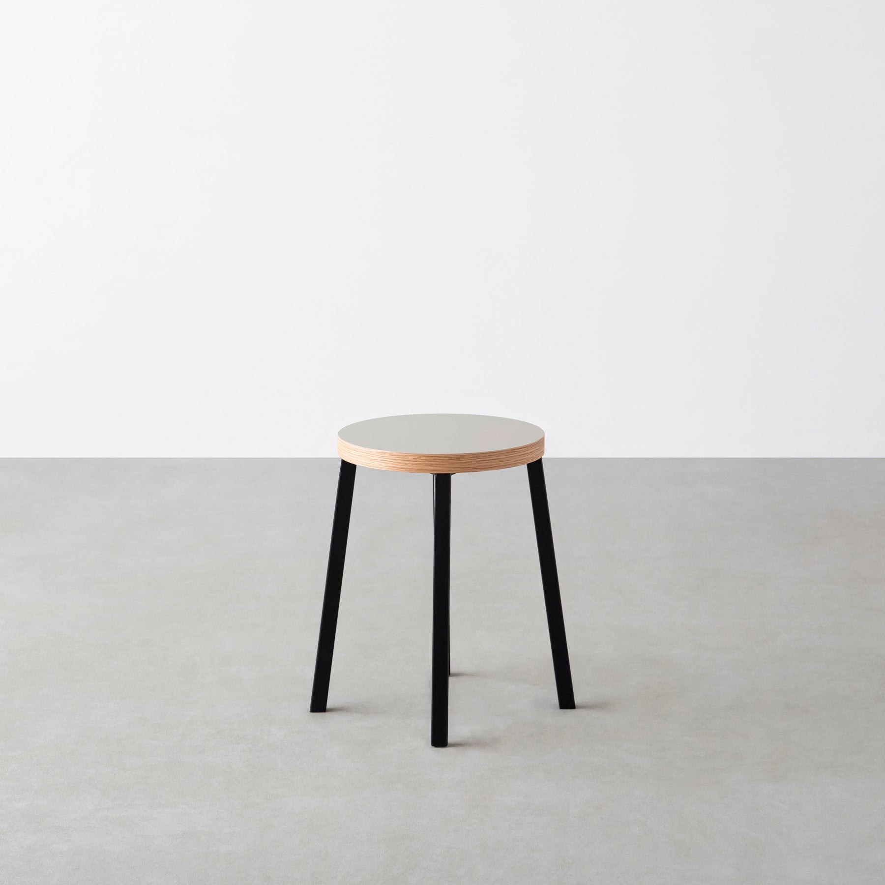 KanademonoのリノリウムPebble Round座面とブラックのSlant Bar脚を合わせたシンプルモダンなスツール2