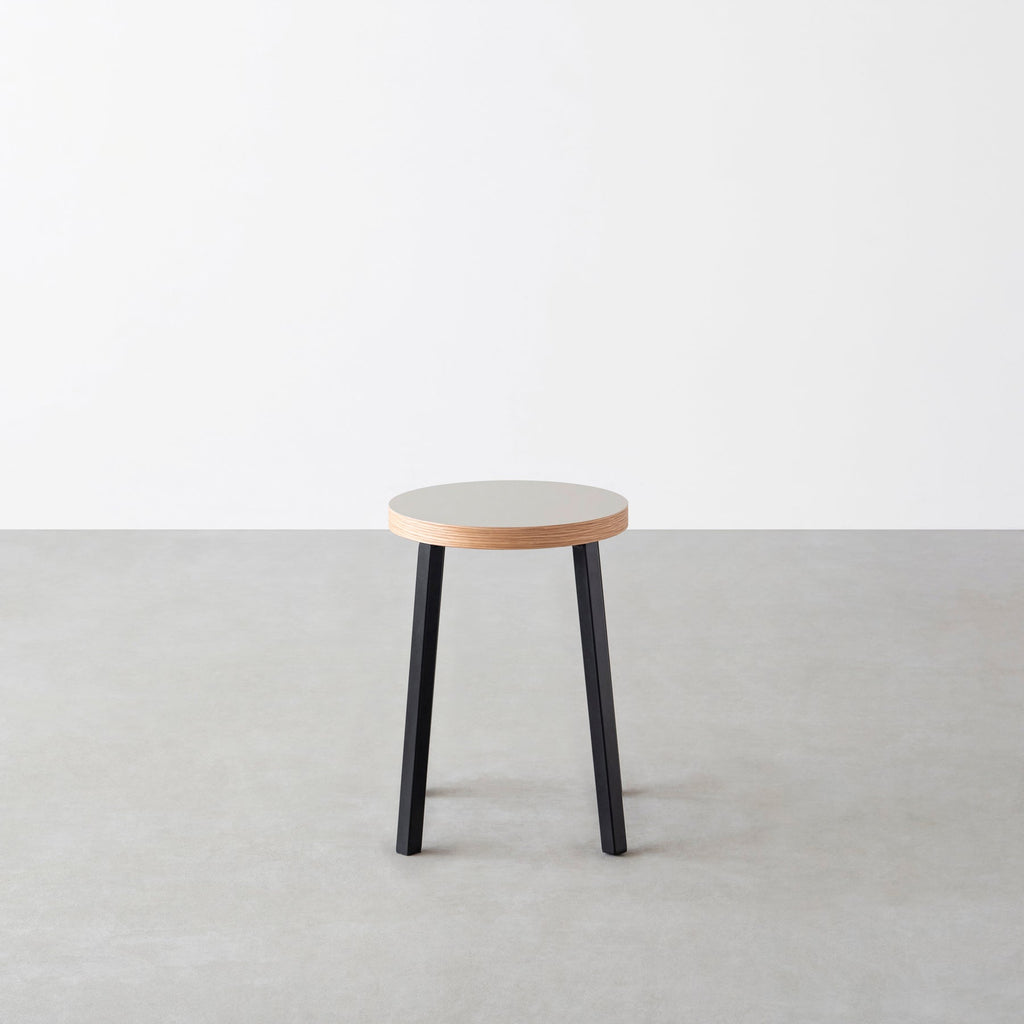 KanademonoのリノリウムPebble Round座面とブラックのSlant Bar脚を合わせたシンプルモダンなスツール3