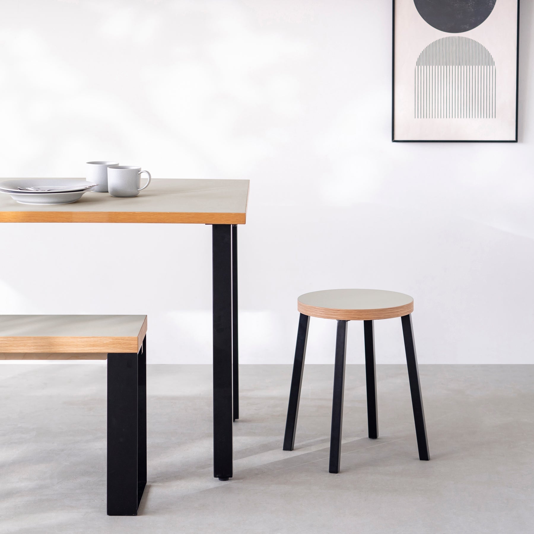 KanademonoのリノリウムPebble Round座面とブラックのSlant Bar脚を合わせたシンプルモダンなスツール（使用例）