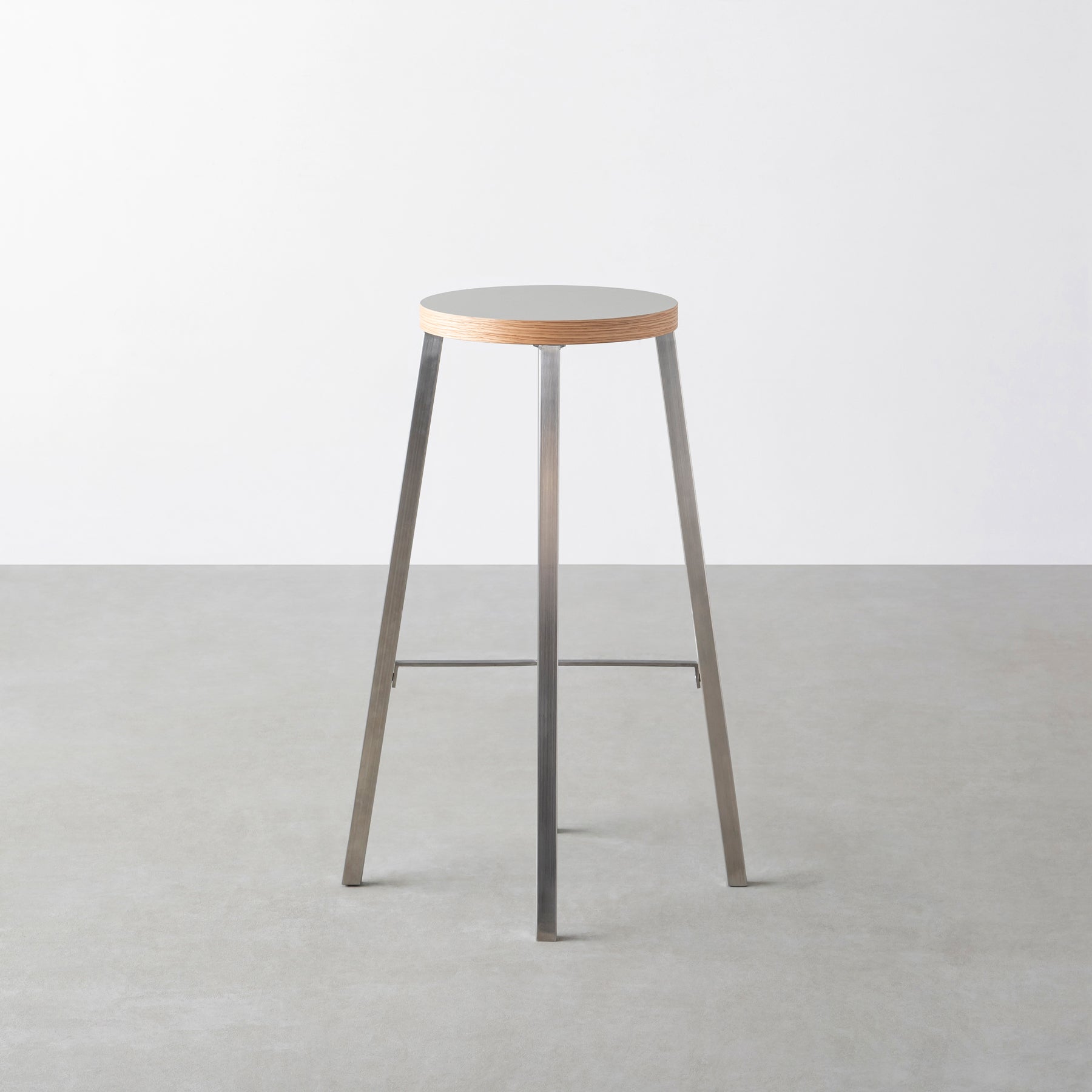 KanademonoのリノリウムPebble Round座面とステンレスのSlant_Bar脚を合わせたシンプルモダンなHighスツール2