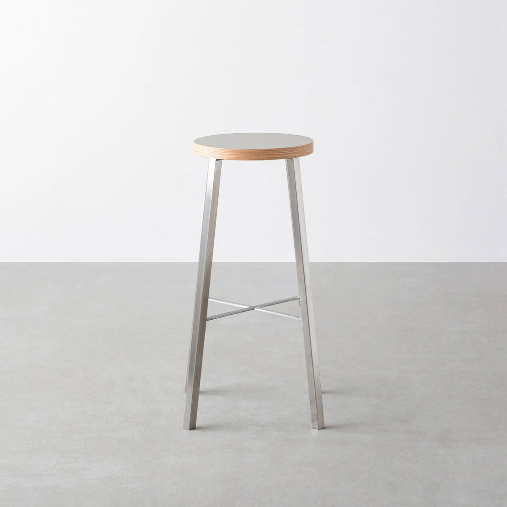 KanademonoのリノリウムPebble Round座面とステンレスのSlant_Bar脚を合わせたシンプルモダンなHighスツール3