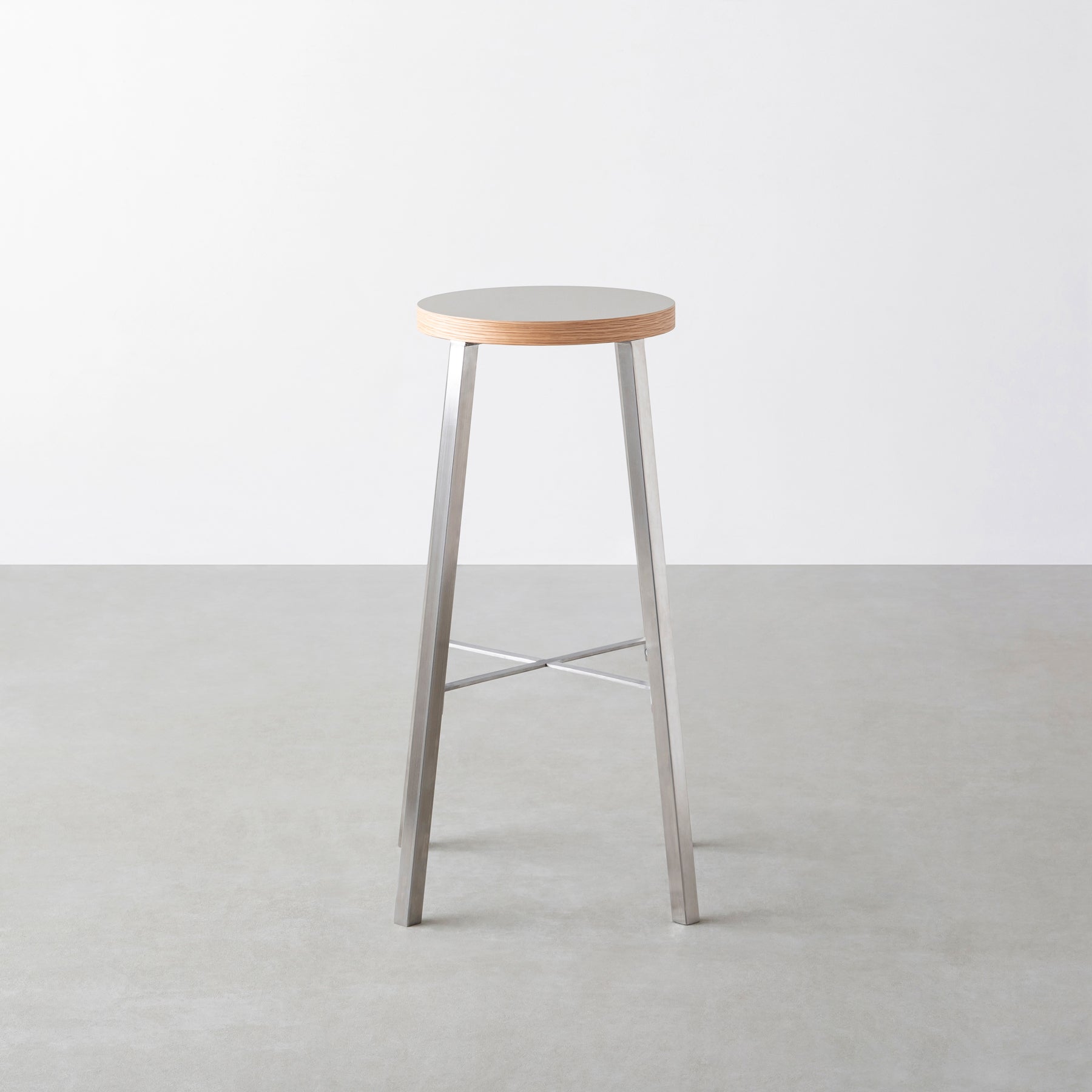 KanademonoのリノリウムPebble Round座面とステンレスのSlant_Bar脚を合わせたシンプルモダンなHighスツール3