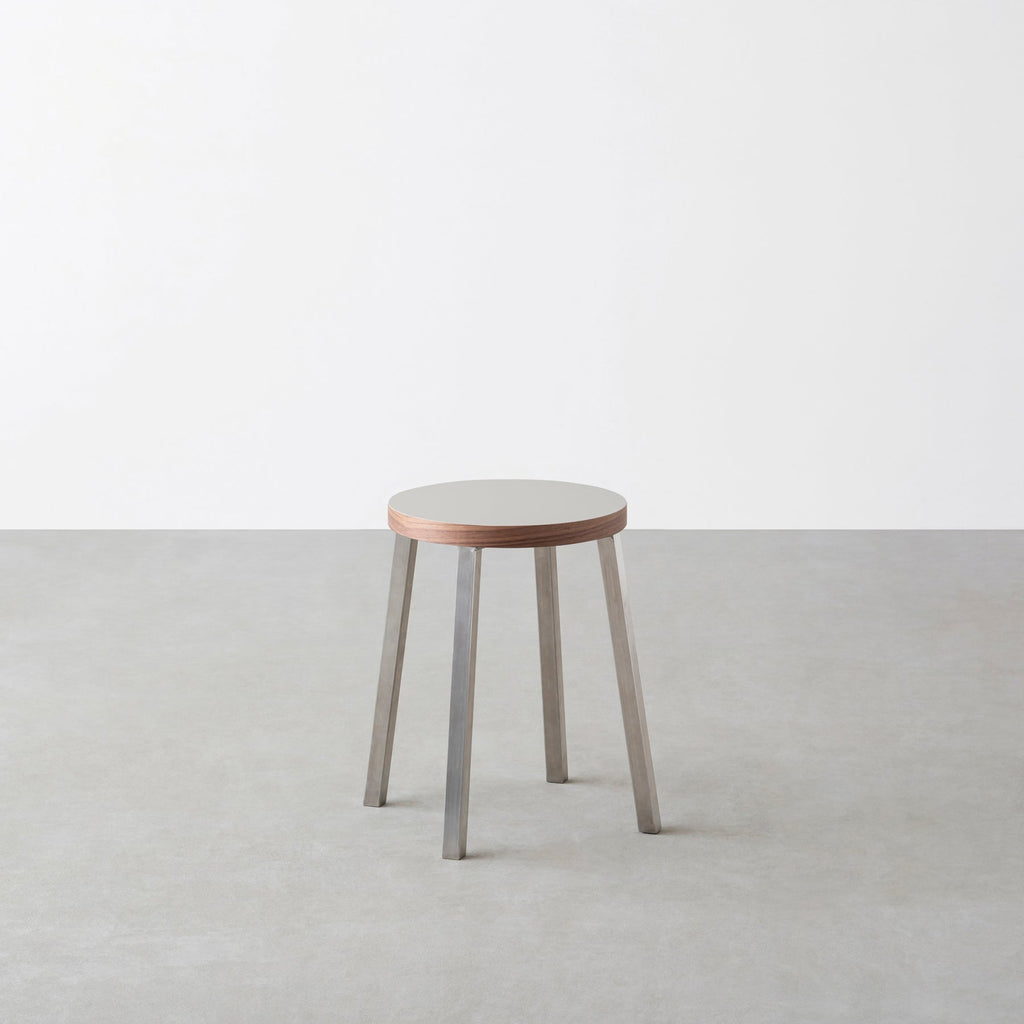 KanademonoのリノリウムPebble Round座面とステンレスのSlant Bar脚を合わせたシンプルモダンなスツール（木口ウォルナット）
