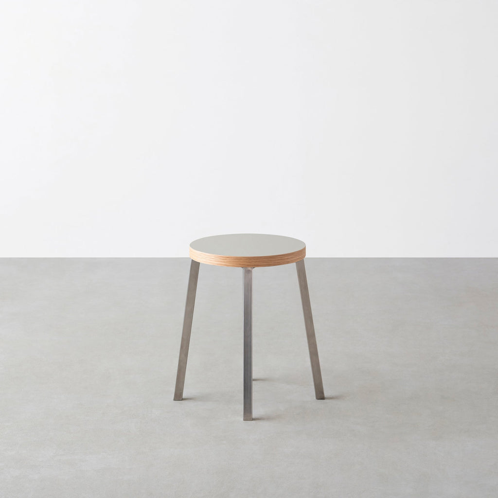 KanademonoのリノリウムPebble Round座面とステンレスのSlant Bar脚を合わせたシンプルモダンなスツール2