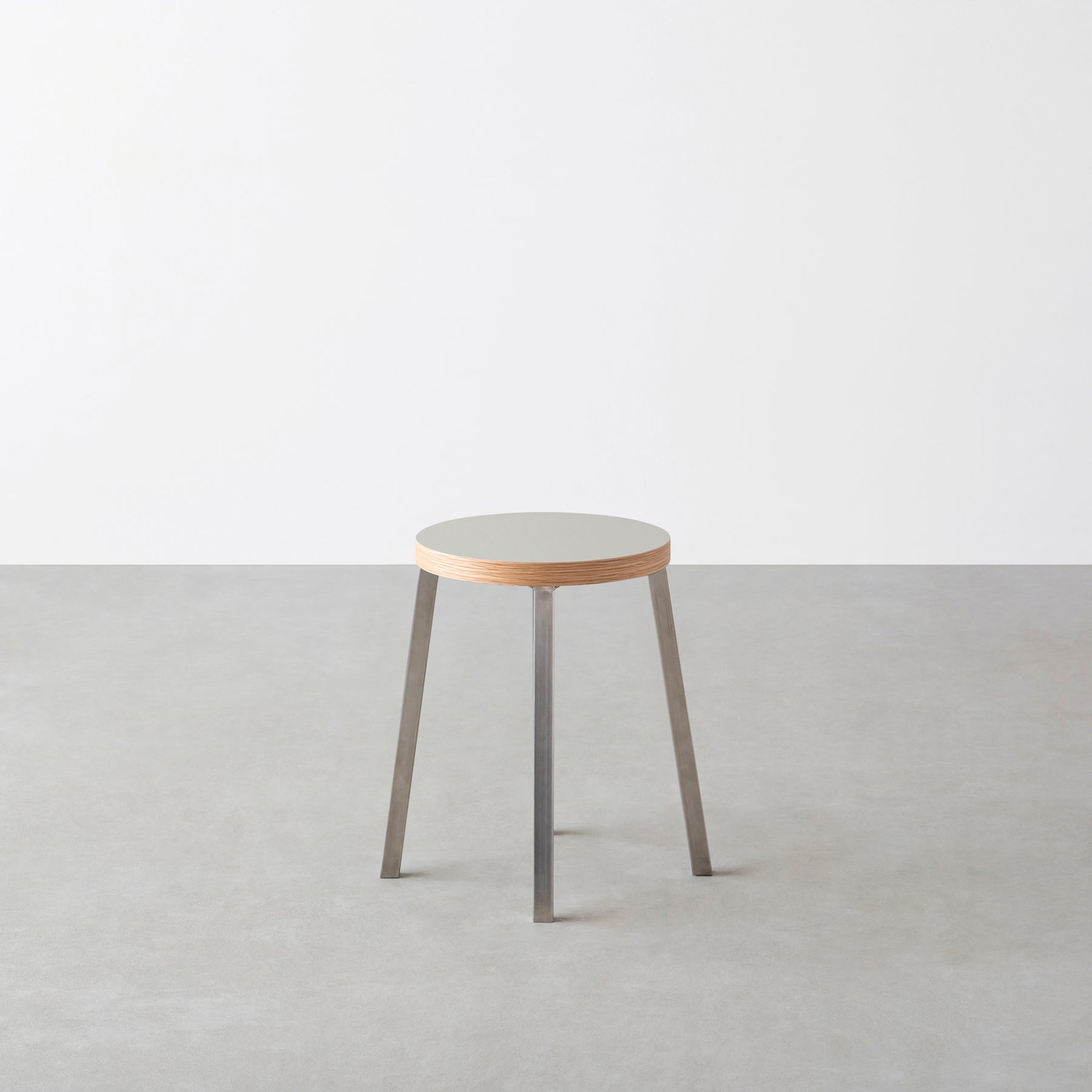 KanademonoのリノリウムPebble Round座面とステンレスのSlant Bar脚を合わせたシンプルモダンなスツール2