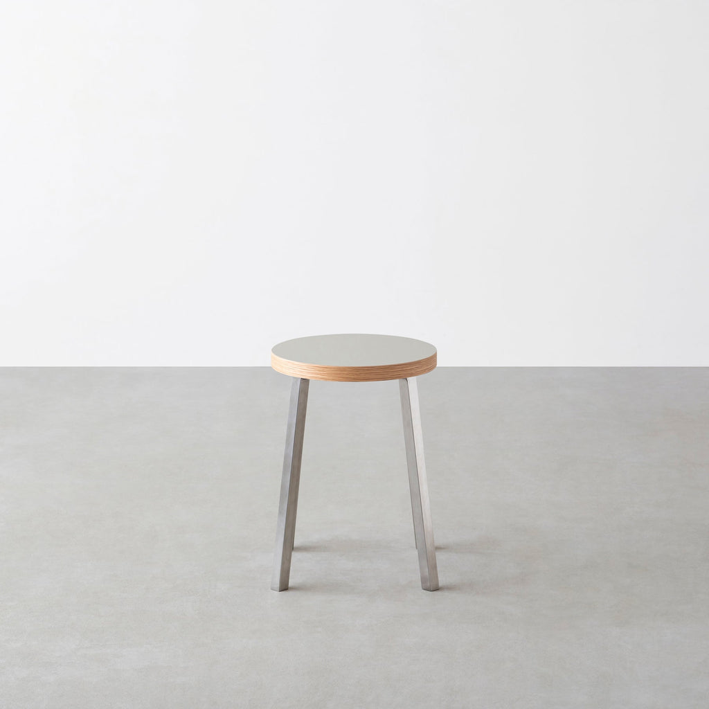 KanademonoのリノリウムPebble Round座面とステンレスのSlant Bar脚を合わせたシンプルモダンなスツール3