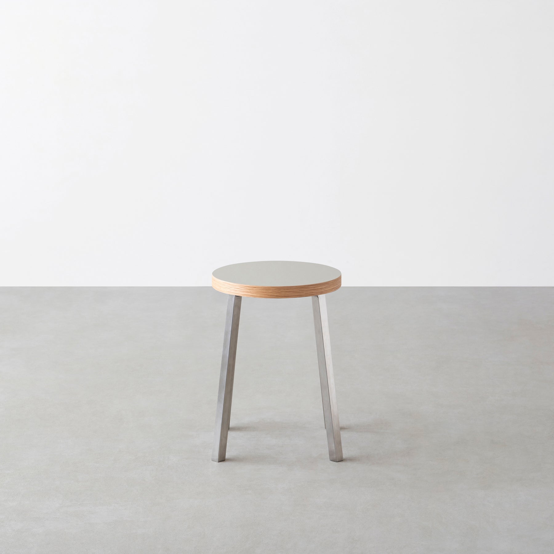 KanademonoのリノリウムPebble Round座面とステンレスのSlant Bar脚を合わせたシンプルモダンなスツール3