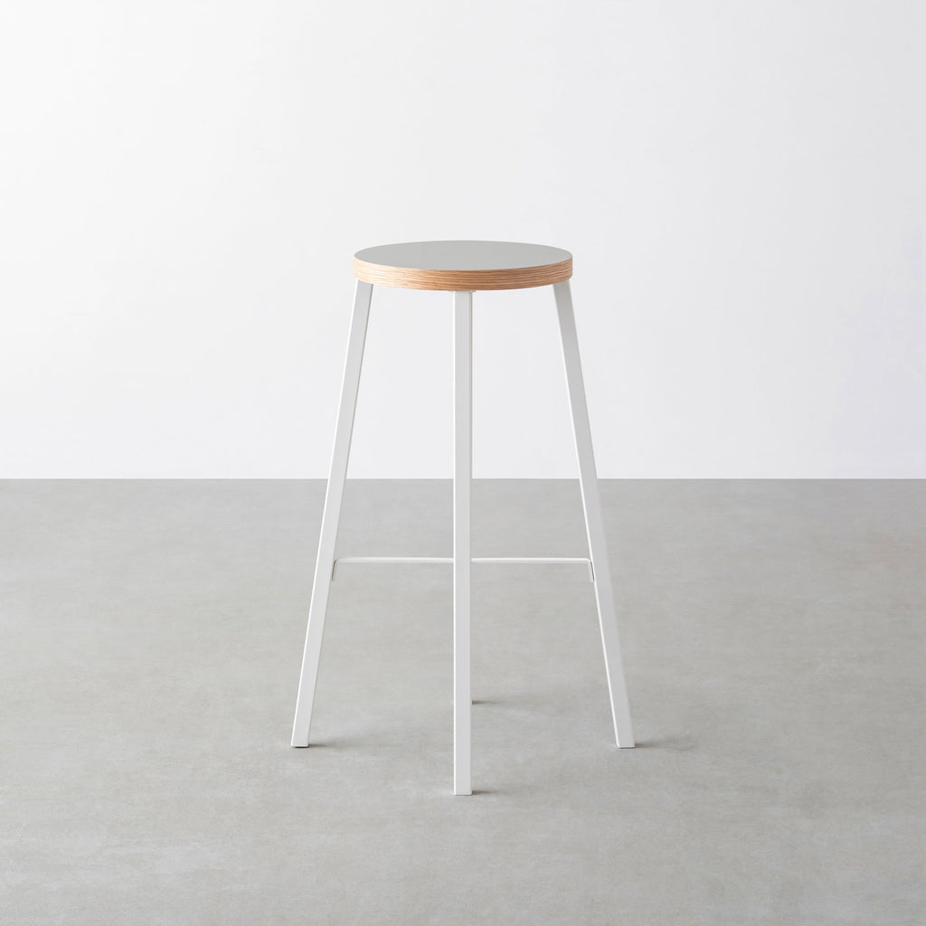 KanademonoのリノリウムPebble Round座面とホワイトのSlant_Bar脚を合わせたシンプルモダンなHighスツール2