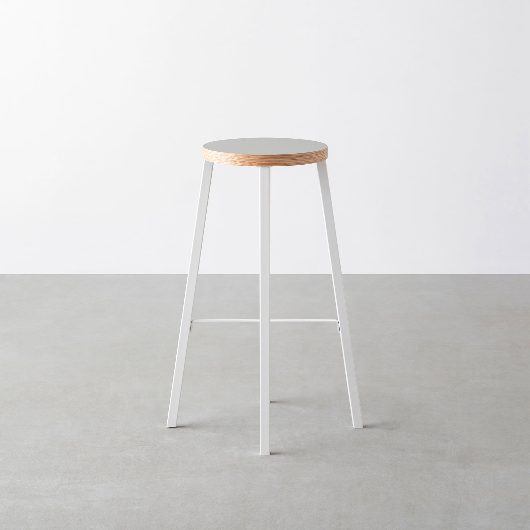 KanademonoのリノリウムPebble Round座面とホワイトのSlant_Bar脚を合わせたシンプルモダンなHighスツール2